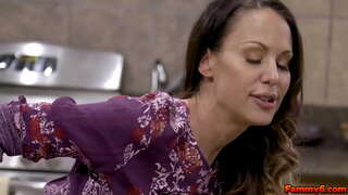 Кайнар брюнетка Маккензи Бармы ала бераз ДНК нче яшь тели һәм мәҗбүр итә, аның кончить