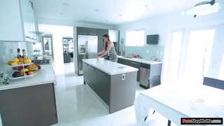 Små bröst styvmor, kockar och hennes klänning blir smutsig.Hon tar bort det för att rengöra den och styvson får en boner.Hon ger honom en avrunkning och en bj och är körd