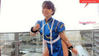 Sexy cosplayerin gamer Meedchen noenee als Chun li aus street fighter, déi déi beschte JOI jerl audiobuch Anweisungen an der ëffentlechkeet, de video gëtt Se op sou fuckig vill!!!!