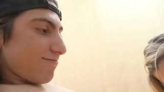 Anh chàng trẻ được một cuộc bịt miệng từ tóc vàng