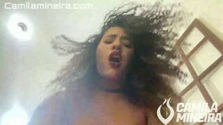 Munta a la seva gran polla per guanyar un molt gran en el seu cony afaitat