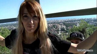 Alto ruivo milf aproximadamente perforados para a súa aparvado en público