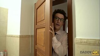 DADDY4K. परीक्षण आधुनिक बेहोरा