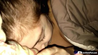 Ai u zgjua të tij stepdaughter thithte karin e tij, dhe ai nuk ankohen.