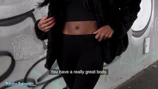 ���များပြည်သူအေးဂျင့်ရန်အာရှအနက်ရောင်ခြည်စီးနှင့်သူမ၏ကြီးမားတဲ့အရည်ရွှမ်းသောမြည်းပေါ်မားတဲ့ဒစ်များအတွက်ငွေသား