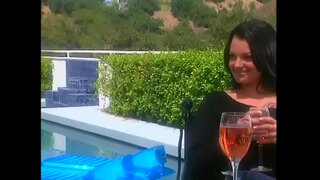 Dögös tetovált szépség, holló hajam elcsábítja csávó, fickó, a teraszon, hogy nagyobb kedvezményt során ház vásárlás