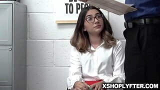 Callie na giiyot sa ibabaw sa buhatan sa lamesa