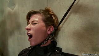 סטראַפּט ברונעט מילף שקלאַף Ariel X איז פּינד אויף ילומאַנייטינג טיש און טשיינד געץ אַנאַל פאַקט מיט דילדאָ אויף אַ שטעקן אין די הענט פון בעל אָרלאַנדאָ