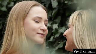 ���ಾದಕ ಹದಿಹರೆಯದ ಸುಂದರಿ ಬಾಯಲ್ಲಿ ನೆಕ್ಕು ಪರಸ್ಪರರ ಒದ್ದೆ ದೇಹ ಕೃತಕ ಲಿಂಗ