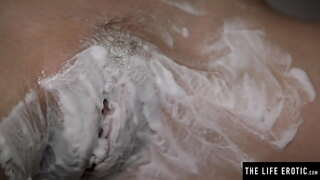 Ndeleng dheweke amba susu jiggle minangka dheweke shaves dheweke wulu pus lan in